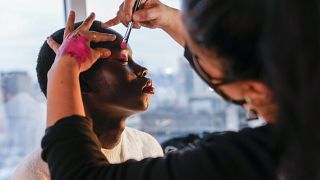 Royaume-Uni : au Salon de la Beauté, le pouvoir transformatif du maquillage
