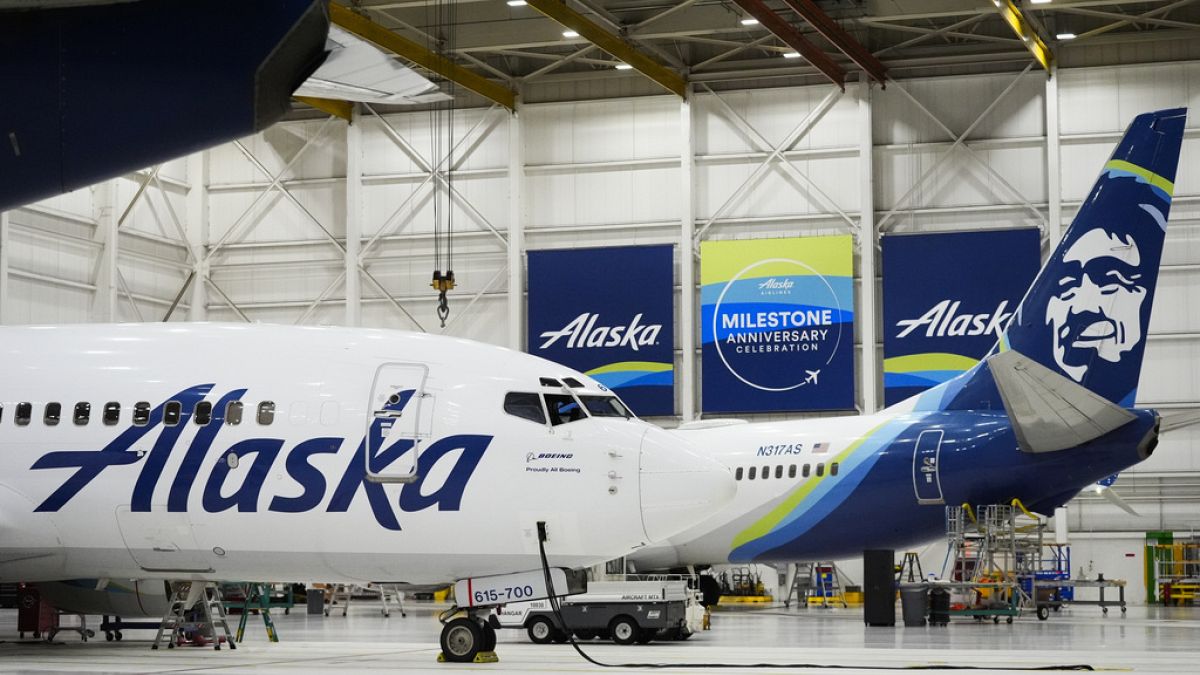طائرات خطوط ألاسكا الجوية تجلس في حظيرة الشركة في مطار سياتل تاكوما الدولي