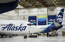 طائرات خطوط ألاسكا الجوية تجلس في حظيرة الشركة في مطار سياتل تاكوما الدولي
