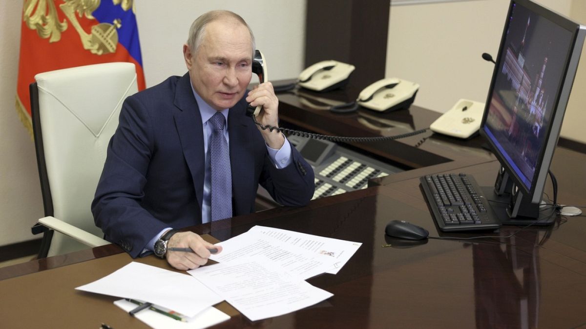 Putyin az irodájában, vonalas telefonnal