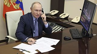 Putyin az irodájában, vonalas telefonnal