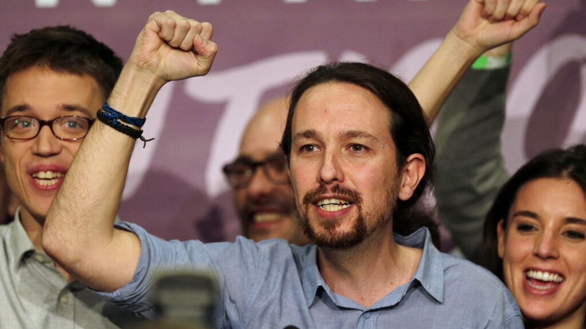 L'ex leader del partito Podemos Pablo Iglesias festeggia il successo delle elezioni generali spagnole con altri leader del partito a Madrid, 20 dicembre 2015. 