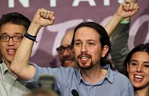 L'ex leader del partito Podemos Pablo Iglesias festeggia il successo delle elezioni generali spagnole con altri leader del partito a Madrid, 20 dicembre 2015. 