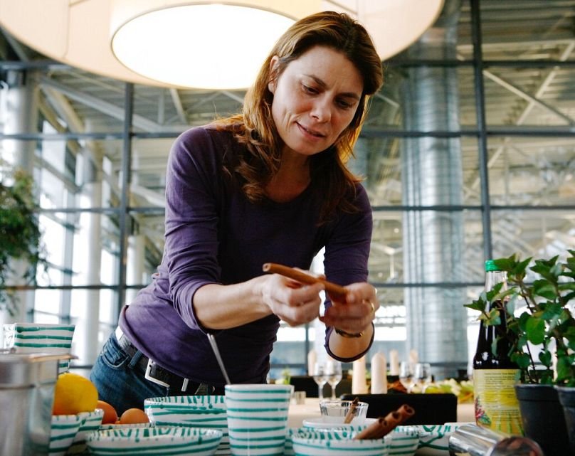 La eurodiputada verde Sarah Wiener se hizo famosa por primera vez como restauradora y chef.