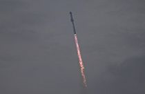 El mega cohete Starship de SpaceX atraviesa las nubes y la niebla en su tercer vuelo de prueba desde la base de Boca Chica, Texas, el jueves 14 de marzo de 2024. 