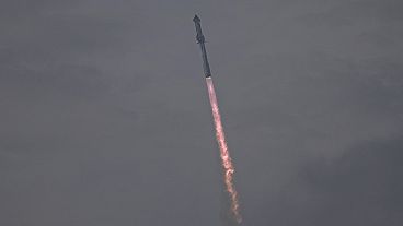 El mega cohete Starship de SpaceX atraviesa las nubes y la niebla en su tercer vuelo de prueba desde la base de Boca Chica, Texas, el jueves 14 de marzo de 2024. 