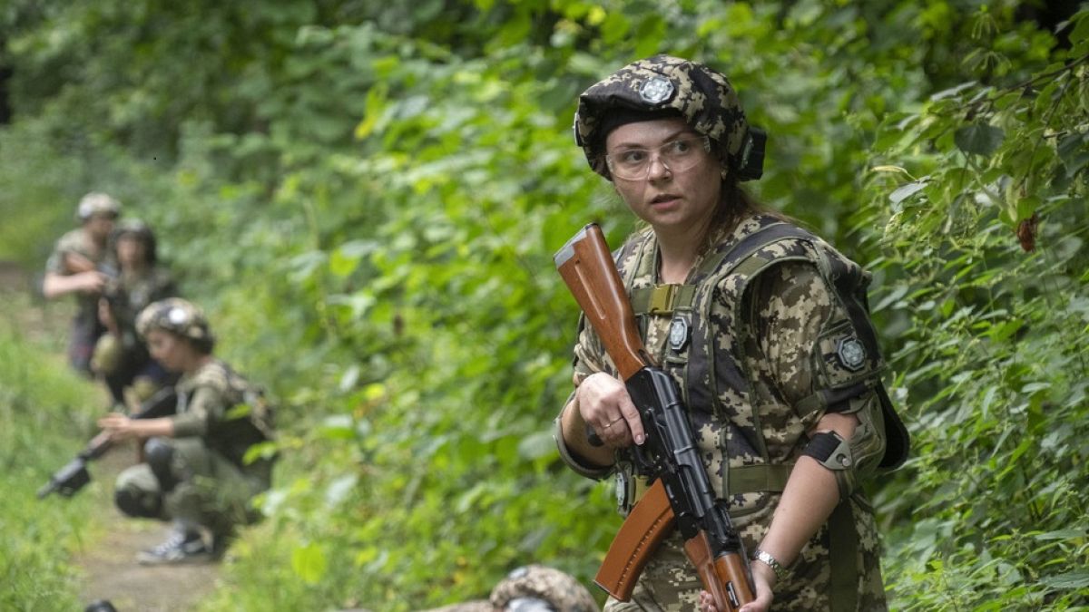 Украинските жени усвояват необходимите военни умения за фронтовата линия Жените