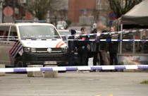 Agentes de Policía en frente del lugar donde se produjo el tiroteo en Bruselas, Bélgica.