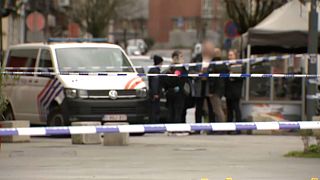 Agentes de Policía en frente del lugar donde se produjo el tiroteo en Bruselas, Bélgica.