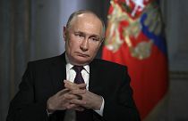 Il Presidente russo Vladimir Putin gesticola mentre parla durante un'intervista con un'organizzazione mediatica statale russa a Mosca, Russia, 12 marzo 2024.