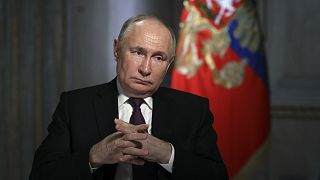 O Presidente russo, Vladimir Putin, gesticula enquanto fala durante uma entrevista a um órgão de comunicação social estatal russo em Moscovo, Rússia, 12 de março de 2024.