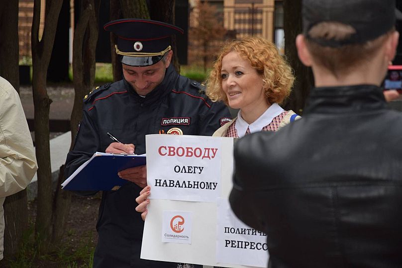 Anastasia Shevchenko num protesto em Rostov, na Rússia, para exigir a libertação de Oleg Navalny, irmão de Alexei Navalny, em 2016.
