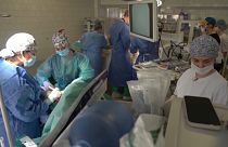 Los médicos del hospital Mechnikov de Dnipró durante una operación.