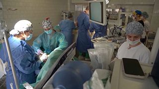 Ärzte im Mechnikov-Krankenhaus in Dnipro im Operationssaal
