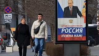 لوحة إعلانية عليها صورة الرئيس الروسي فلاديمير بوتين وكلمات تقول "الغرب لا يحتاج إلى روسيا، نحن بحاجة إلى روسيا!" في أحد شوارع سيفاستوبول، شبه جزيرة القرم