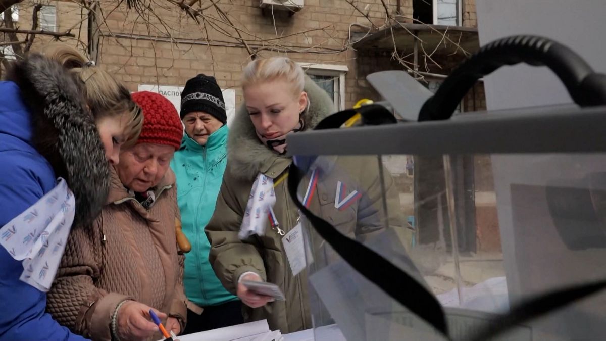 persone in un comitato elettorale nelle regioni ucraine occupate