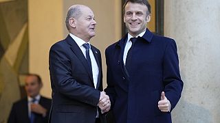 Olaf Scholz német kancellár (balra) és Emmanuel Macron francia elnök