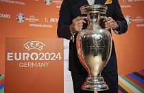 Eski Rumen futbolcu Ciprian Marica, UEFA Euro 2024 futbol turnuvası kupasını tutuyor