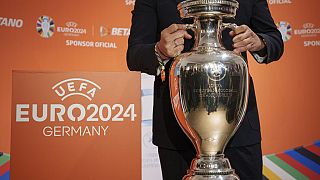 Eski Rumen futbolcu Ciprian Marica, UEFA Euro 2024 futbol turnuvası kupasını tutuyor