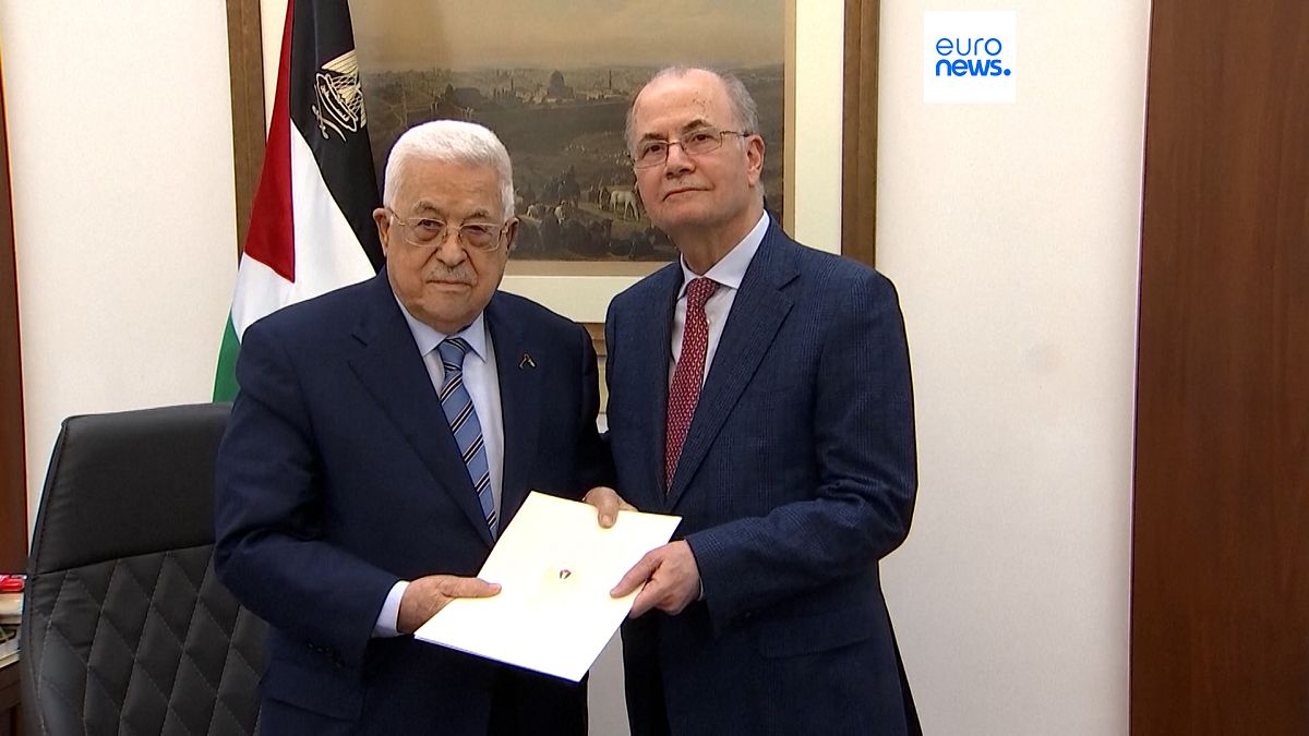 Mahmoud Abbas in compagnia del nuovo primo ministro, Mohammad Mustafa