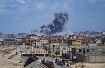 Rauch steigt nach einem israelischen Luftangriff im zentralen Gazastreifen auf