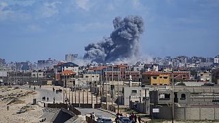Rauch steigt nach einem israelischen Luftangriff im zentralen Gazastreifen auf