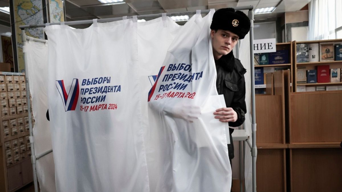 Russians vote in an election that holds little suspense thumbnail