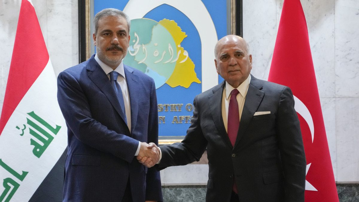 Οι υπουργοί Εξωτερικών Ιράκ και Τουρκίας κατά τη συνάντησή τους στη Βαγδάτη
