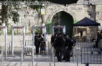عناصر من الشرطة الإسرائيلية خارج مجمع المسجد الأقصى في البلدة القديمة بالقدس