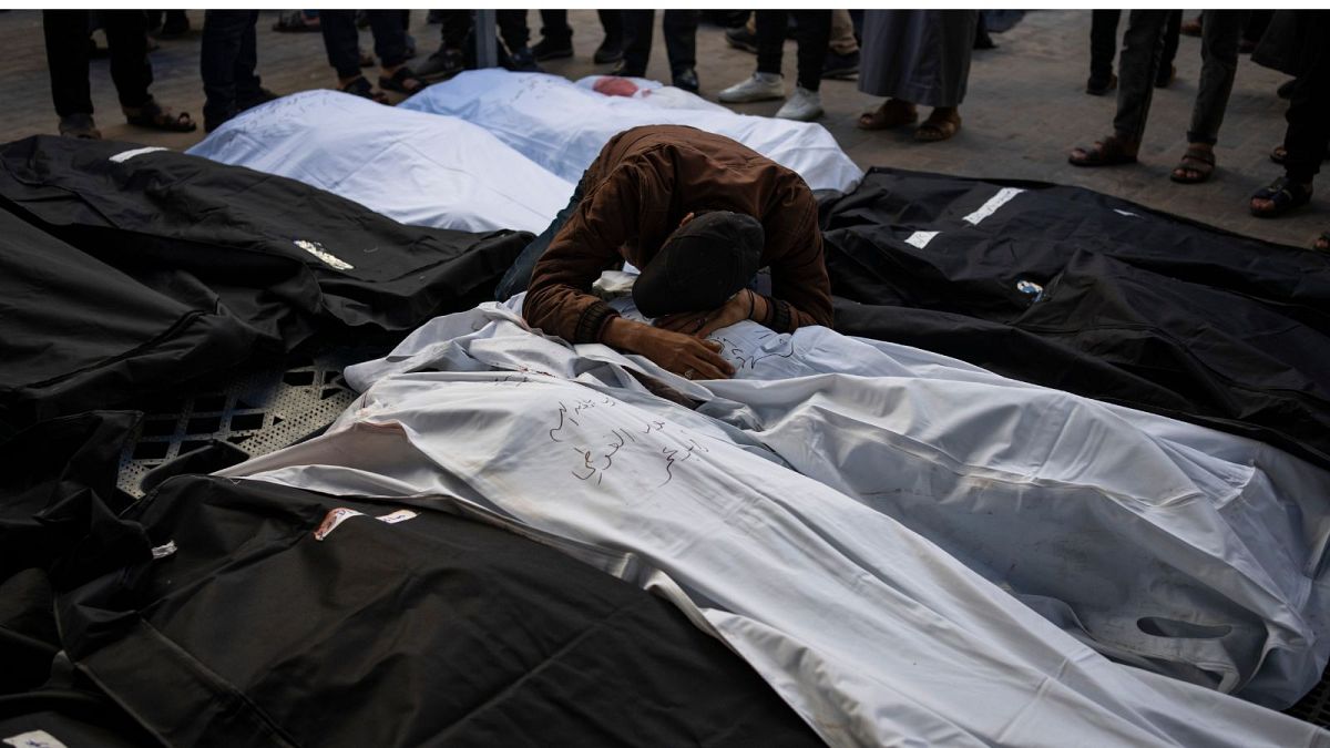 فلسطینیان در سوگ بستگان کشته شده در بمباران نوار غزه در سردخانه بیمارستانی در رفح