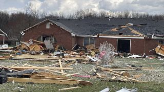 يغطي الحطام الأرض أمام منزل متضرر بعد الاعصار الذي ضرب المنطقة 