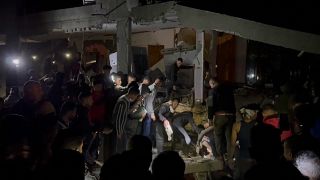 Israelischer Luftangriff zerstört ein Haus in Rafah im Gazastreifen.