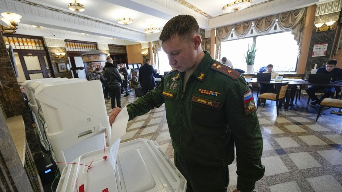 جندي روسي يدلي بصوته خلال الانتخابات الرئاسية في موسكو