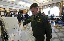 جندي روسي يدلي بصوته خلال الانتخابات الرئاسية في موسكو