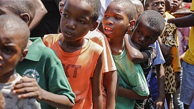 Kinder stellen sich in einer Unterkunft für von Bandengewalt vertriebene Familien in Port-au-Prince, Haiti, am Donnerstag, dem 14. März 2024, an, um Essen zu erhalten.