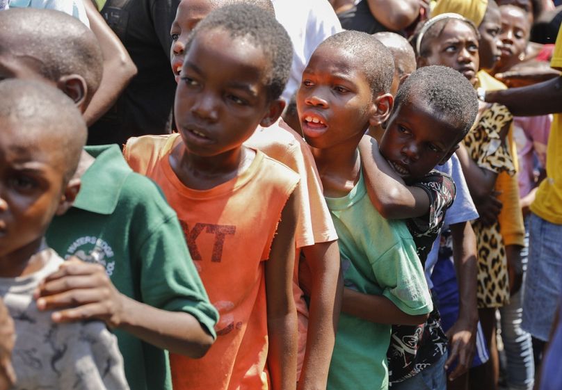 Egy tál ételért sorban álló gyerekek Port-au-Prince-ben 2024. március 14-én