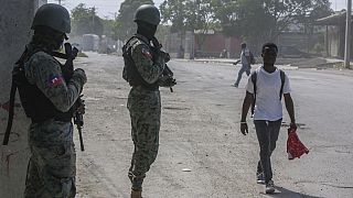 Katonák járőröznek a nemzetközi repülőtér közelében Port-au-Prince-ben, Haiti fővárosában 2024. március 13-án