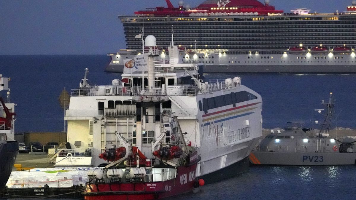 El barco de Open Arms se prepara el lunes en Chipre para transportar a Gaza 200 toneladas de alimentos 