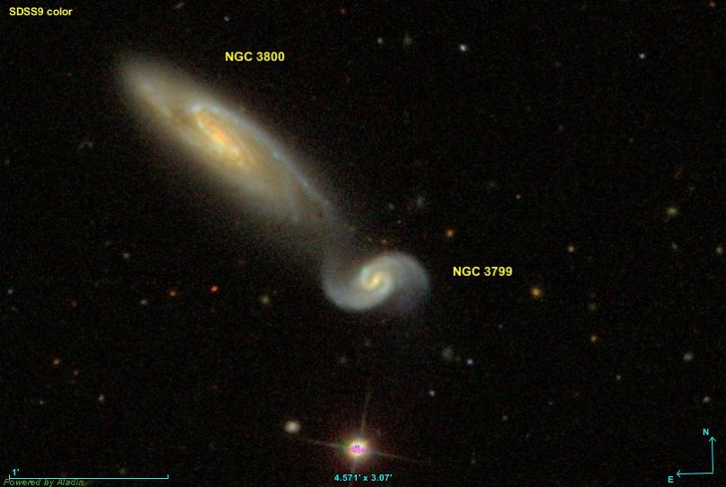 کهکشان «ان‌جی‌سی ۳۷۹۹» در سمت راست و پایین تصویر