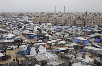 مخيم للخيام يأوي الفلسطينيين الذين نزحوا بسبب الهجوم الإسرائيلي في رفح بقطاع غزة