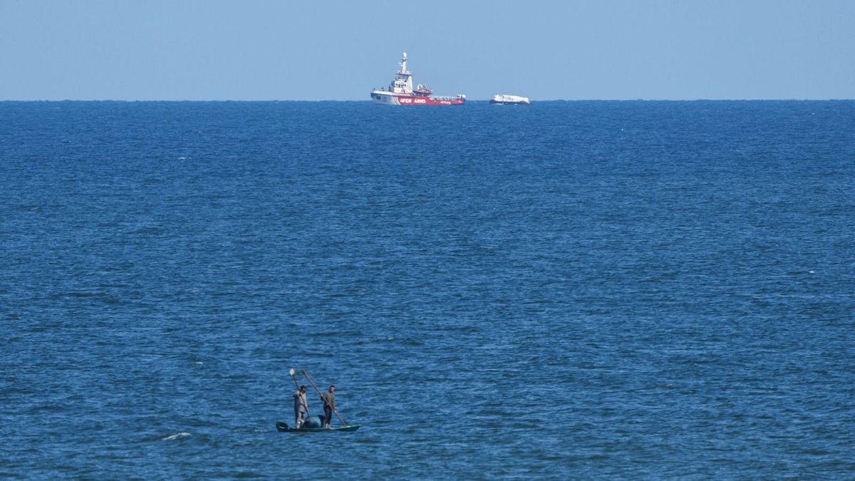 کشتی حامل مواد غذایی به سواحل غزه نزدیک شد