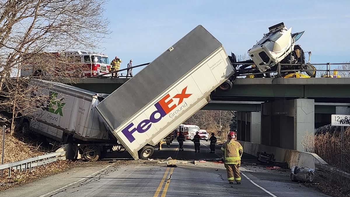 Imagen del camión de la compañía FedEx accidentado cerca de Mendon Center Road, en Pittsford, Nueva York.