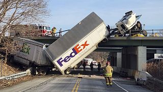 Imagen del camión de la compañía FedEx accidentado cerca de Mendon Center Road, en Pittsford, Nueva York.