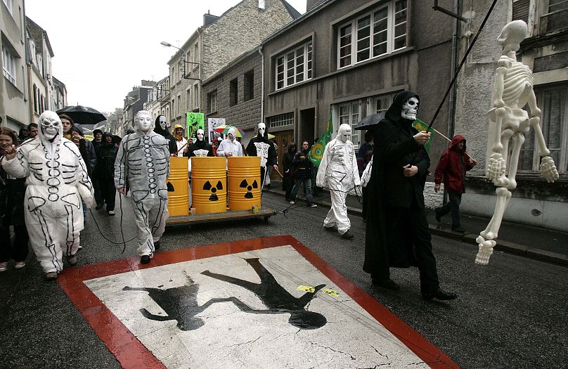 Activistas ambientais carregam esqueleto durante marcha para denunciar os planos da França de construir mais reatores nucleares