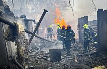 Az ukrán mentőszolgálat munkatársai egy orosz támadás helyszínén Odesszában 2024. március 15-én