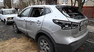 Esta foto difundida en Telegram por el gobernador de Bélgorod, Viacheslav Gladkov, el 15 de febrero de 2024, muestra un coche dañado durante un bombardeo en la región rusa.