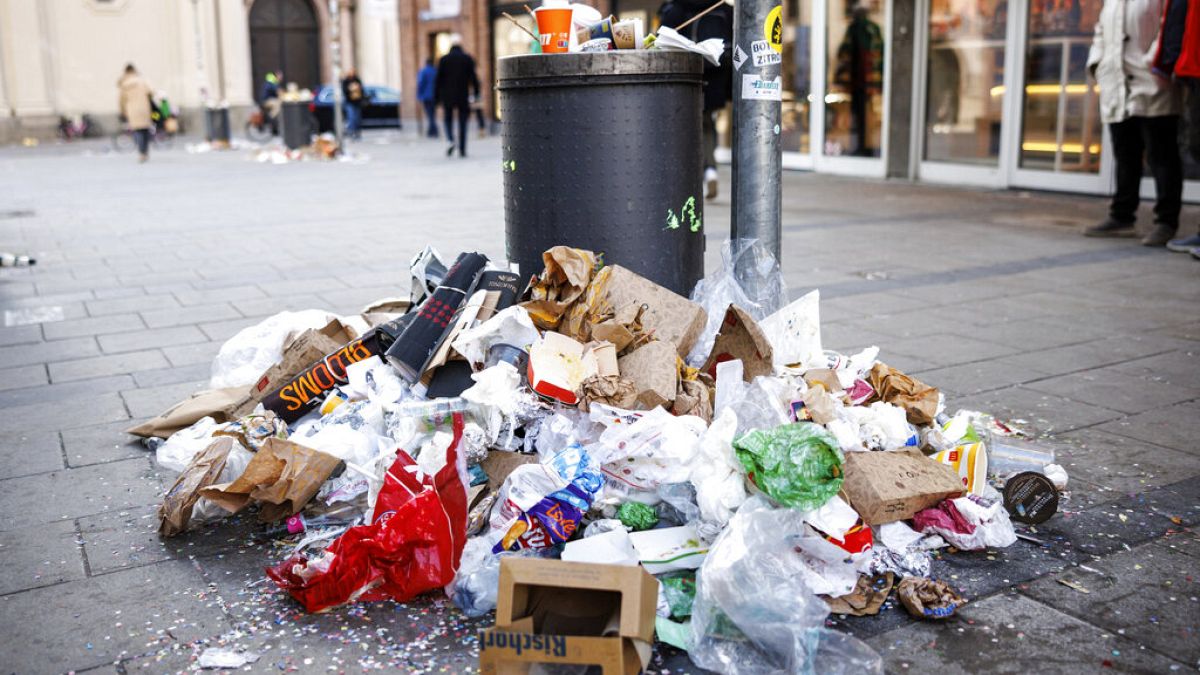 Политика на ЕС.
            
Правителствата приемат закона за отпадъците от опаковки въпреки опасенията за международната търговия