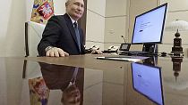 Il presidente russo Vladimir Putin dopo aver votato online alle elezioni presidenziali