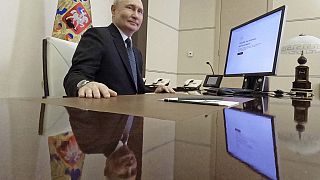 Il presidente russo Vladimir Putin dopo aver votato online alle elezioni presidenziali