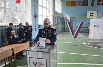 Ein Mann gibt während der "Präsidentschaftswahlen" in Asow, Russland, am Freitag, 15. März 2024, einen Stimmzettel ab. 2024 The AP. All rights reserved
